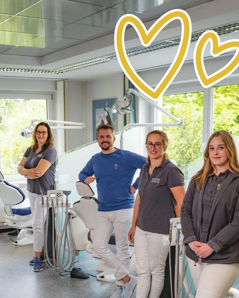 Vier Teammitglieder der Kieferorthopädie Am Silberkamp im Behandlungszimmer